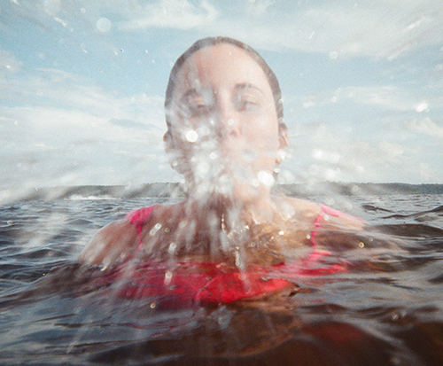 Slina pomaga prebavi in ščiti zobe pred bakterijami v ustih.